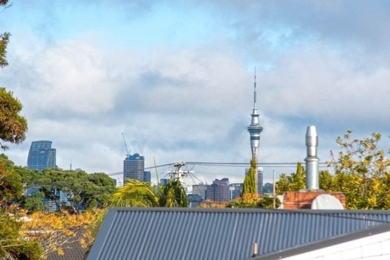 Photo of property in 123 Exmouth Road, Northcote, Auckland, 0627