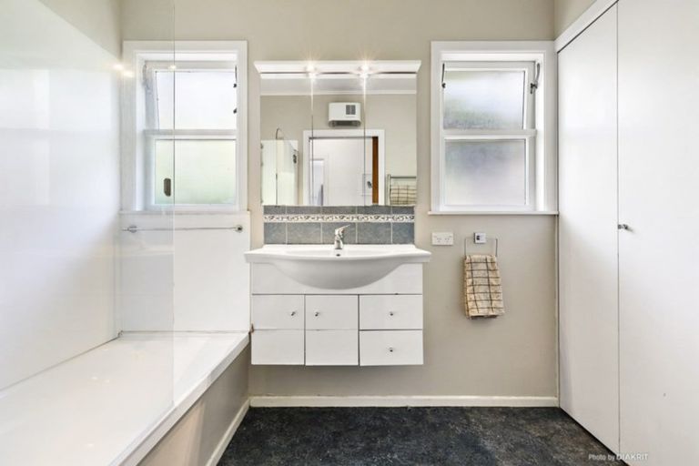 Photo of property in 10 Liddel Grove, Island Bay, Wellington, 6023