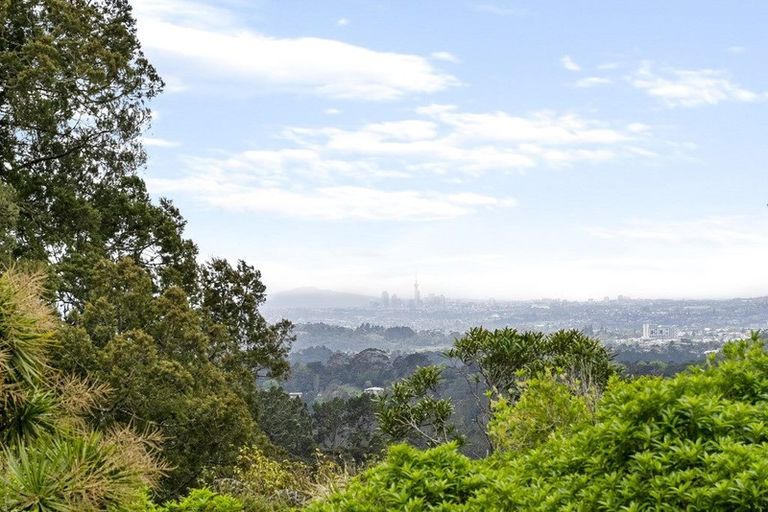 Photo of property in 18 Atarua Gardens, Waiatarua, Auckland, 0604