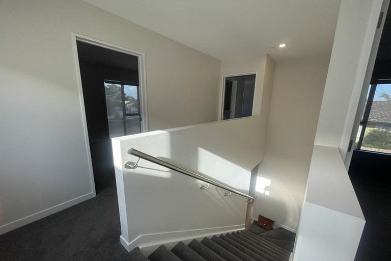 Photo of property in 2 Seaside Place, Pakuranga, Auckland, 2010