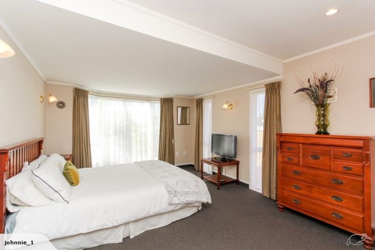 Photo of property in 35 Heta Road, Highlands Park, New Plymouth, 4312