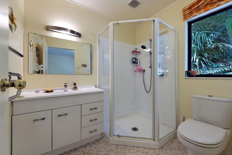 Photo of property in 408 Scenic Drive, Waiatarua, Auckland, 0612