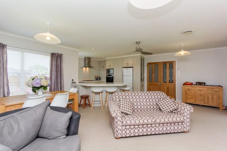 Photo of property in 18 Veale Road, Frankleigh Park, New Plymouth, 4310