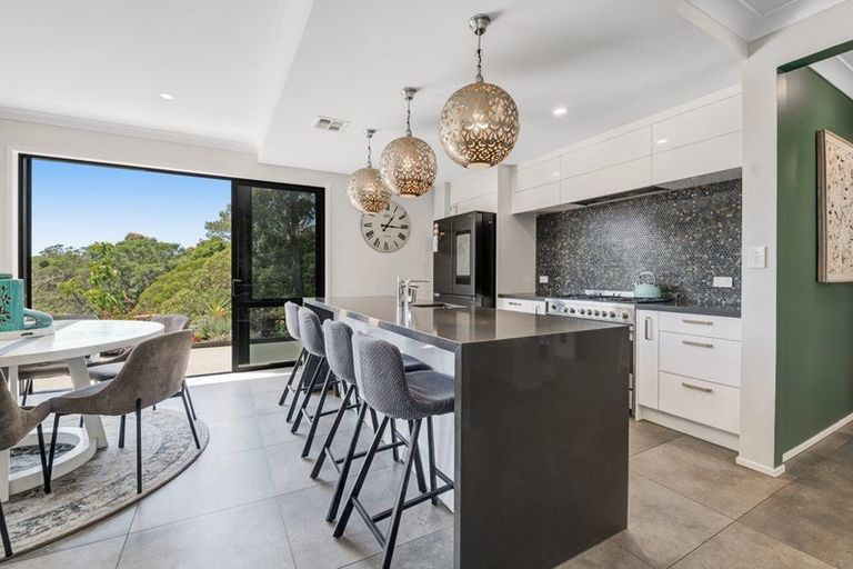 Photo of property in 8 Roberts Road, Matakatia, Whangaparaoa, 0930