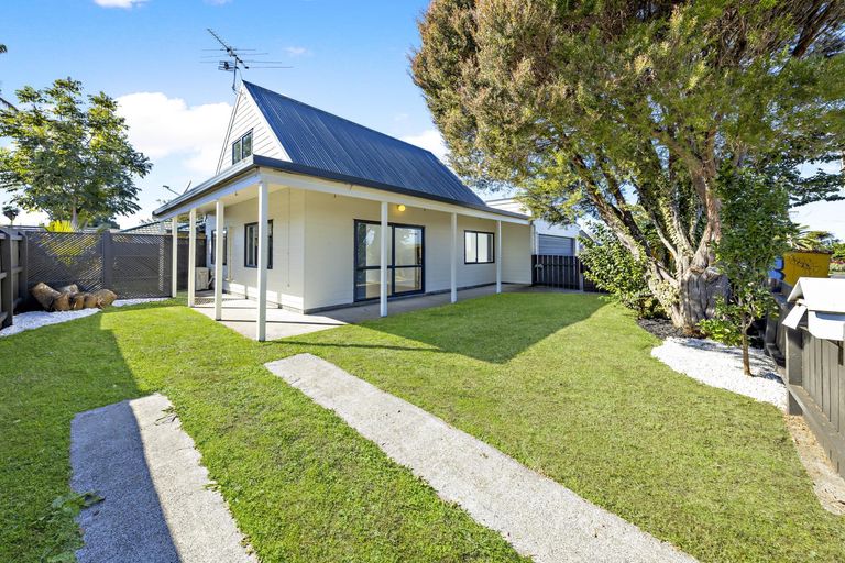 Photo of property in 2 Braeburn Place, Takanini, 2112