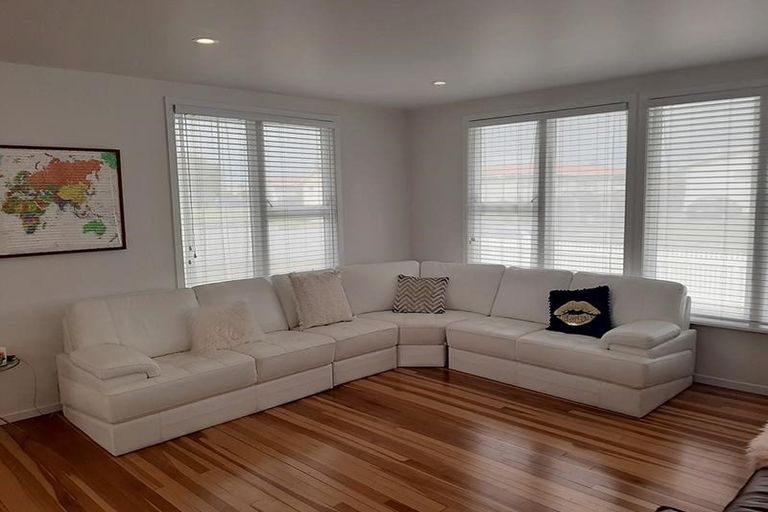 Photo of property in 11 Windrush Close, Mangere, Auckland, 2022