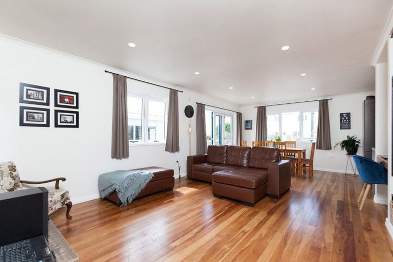 Photo of property in 17 York Crescent, Westown, New Plymouth, 4310