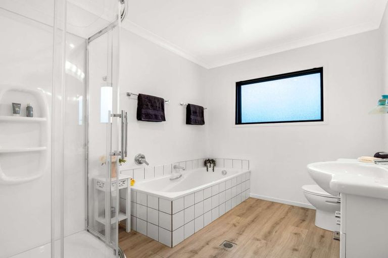 Photo of property in 19a Kawaha Point Road, Fairy Springs, Rotorua, 3015