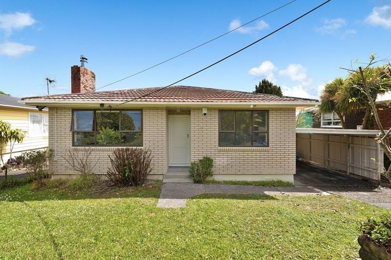 Photo of property in 7 Springside Place, New Lynn, Auckland, 0600