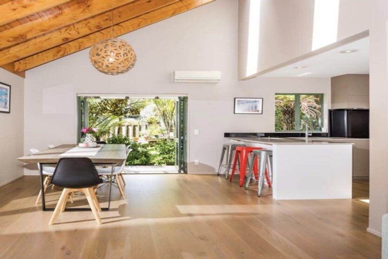 Photo of property in 6 Tree Fern Trail, Campbells Bay, Auckland, 0630