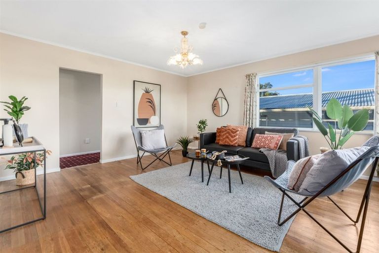 Photo of property in 32 Stewart Drive, Newlands, Wellington, 6037