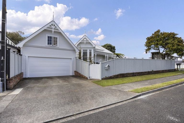 Photo of property in 329 Mangorei Road, Merrilands, New Plymouth, 4312