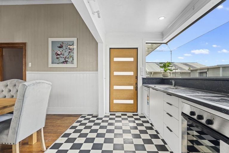 Photo of property in 15 Morley Street, New Plymouth, 4310