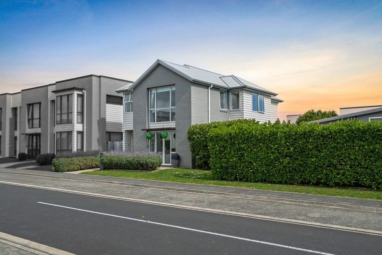 Photo of property in 16 Hakaro Way, Takanini, 2112