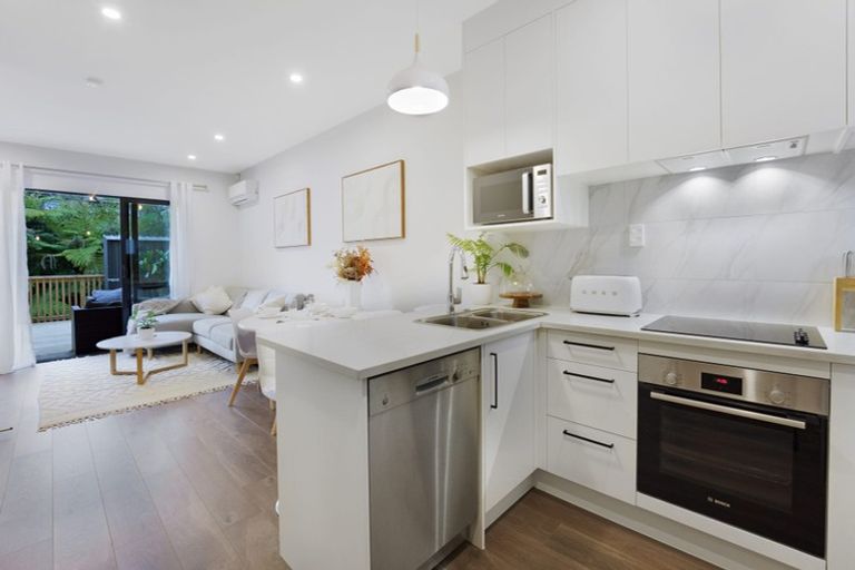 Photo of property in 41 Morihana Close, Glen Eden, Auckland, 0602