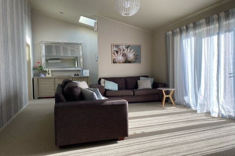 Photo of property in 4a Bemrose Place, Cockle Bay, Auckland, 2014