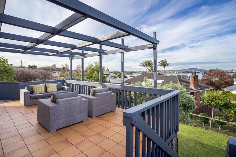 Photo of property in 2/101 Sylvan Avenue, Northcote, Auckland, 0627
