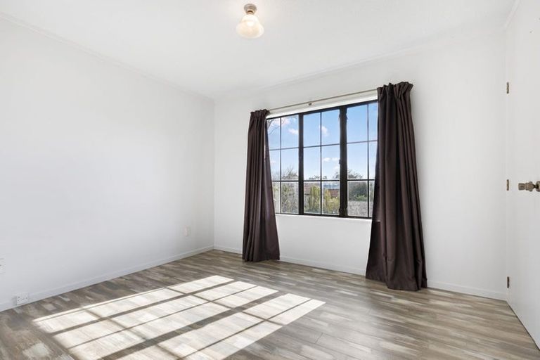 Photo of property in 14 Imperial Place, Henderson, Auckland, 0612