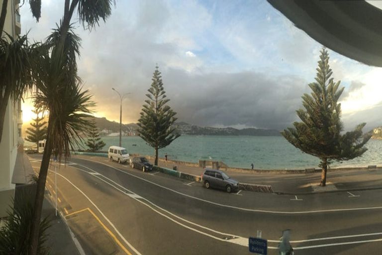 Photo of property in 182 Oriental Parade, Oriental Bay, Wellington, 6011