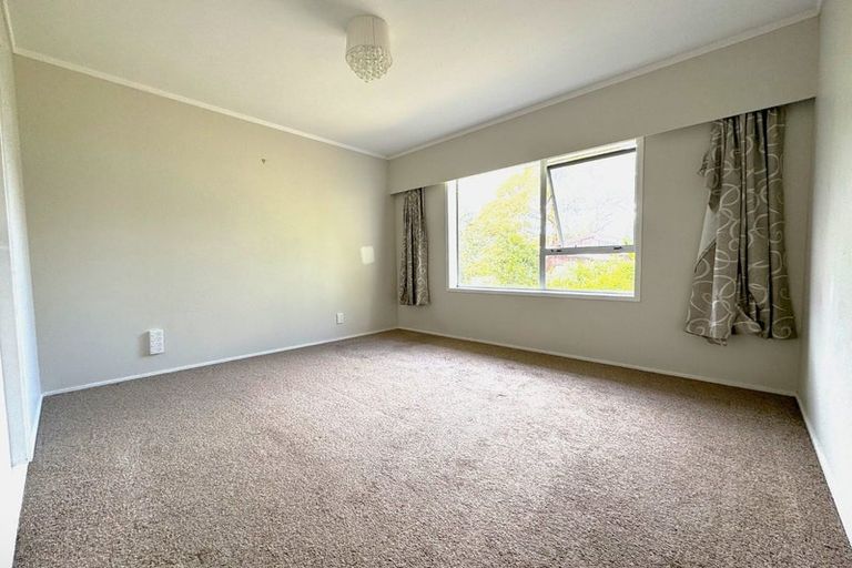Photo of property in 2/4 Mahuta Grove, Northcote, Auckland, 0627