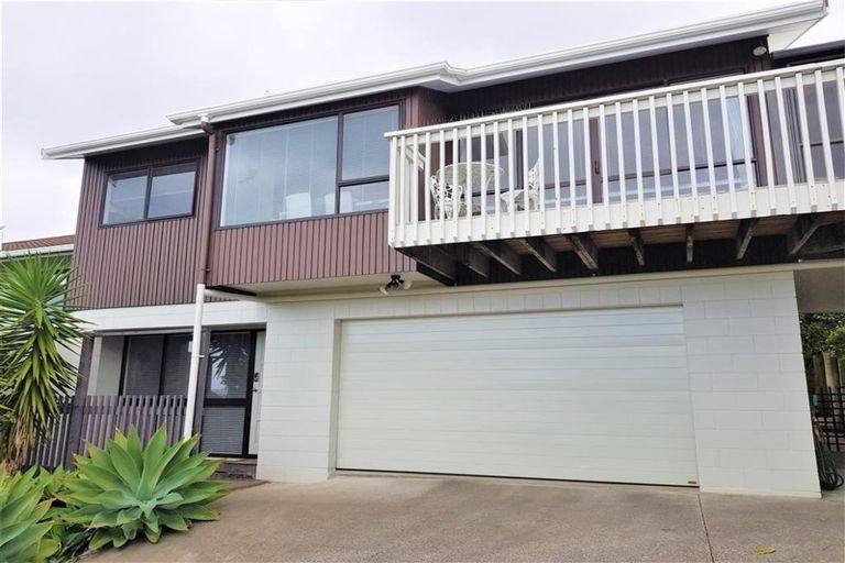 Photo of property in 1/39 Calypso Place, Rothesay Bay, Auckland, 0630