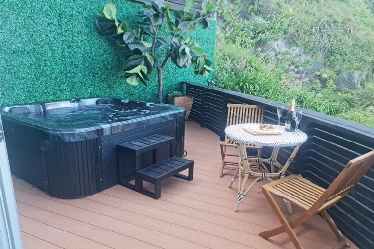 Photo of property in 114 The Esplanade, Houghton Bay, Wellington, 6023