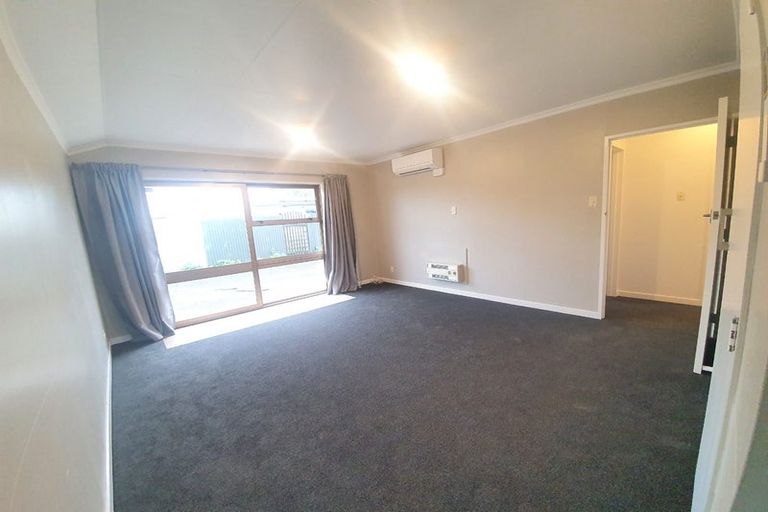 Photo of property in 16 Westmere Place, Takaro, Palmerston North, 4412