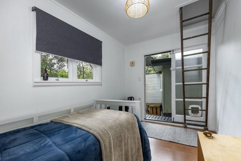 Photo of property in 33 Glenesk Road, Piha, New Lynn, 0772