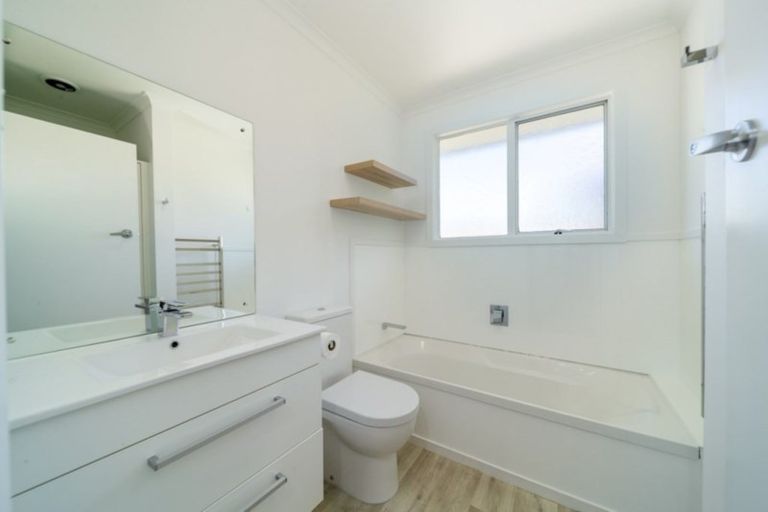 Photo of property in 22 Wynyard Crescent, Fernhill, Queenstown, 9300