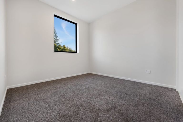 Photo of property in 4202d Great North Road, Glendene, Auckland, 0602