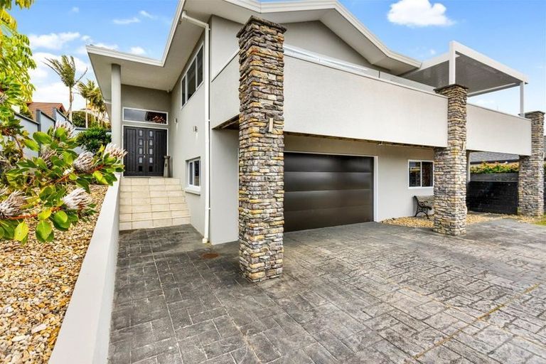 Photo of property in 26 Bernleigh Terrace, West Harbour, Auckland, 0618