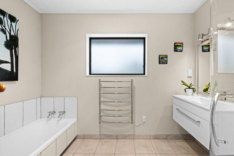 Photo of property in 82a Church Road, Taradale, Napier, 4112