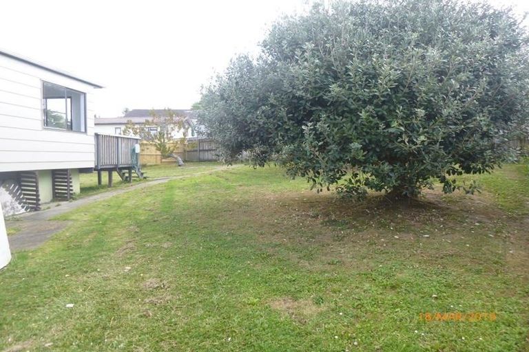 Photo of property in 8 St Catherine Crescent, West Harbour, Auckland, 0618