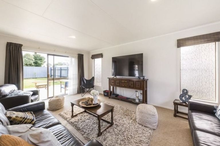 Photo of property in 80 John F Kennedy Drive, Milson, Palmerston North, 4414