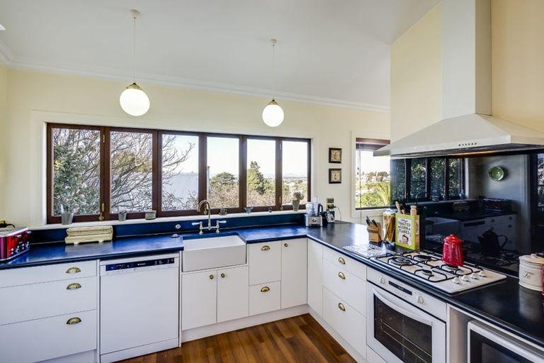 Photo of property in 2 Cobden Crescent, Bluff Hill, Napier, 4110