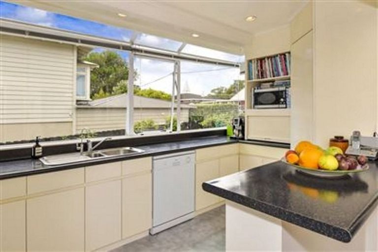 Photo of property in 11 Otakau Road, Milford, Auckland, 0620