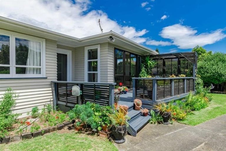 Photo of property in 37 Mazengarb Road, Paraparaumu Beach, Paraparaumu, 5032