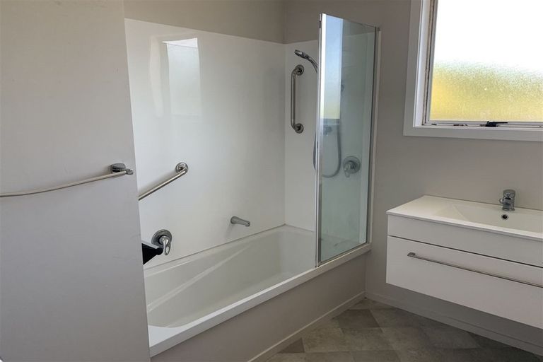 Photo of property in 54 Pukeroa Place, Papakura, 2110