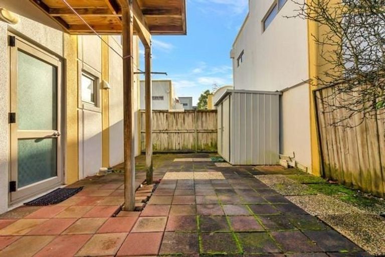 Photo of property in Emery Gardens, 1/4 Ambrico Place, New Lynn, Auckland, 0600