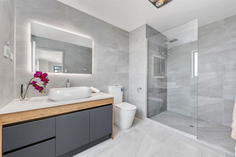 Photo of property in 30 Ballyalton Crescent, Flat Bush, Auckland, 2019