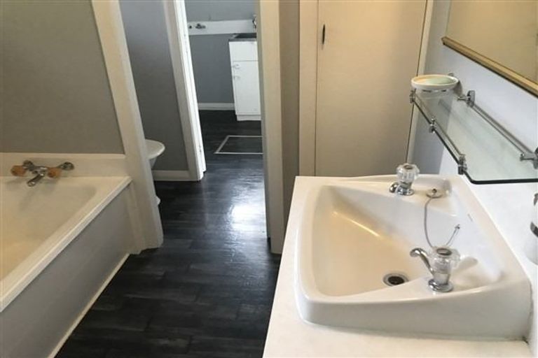 Photo of property in 24 Kent Crescent, Awapuni, Palmerston North, 4412