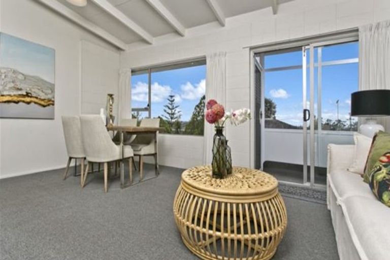 Photo of property in 2/6 Anne Road, Hillcrest, Auckland, 0627
