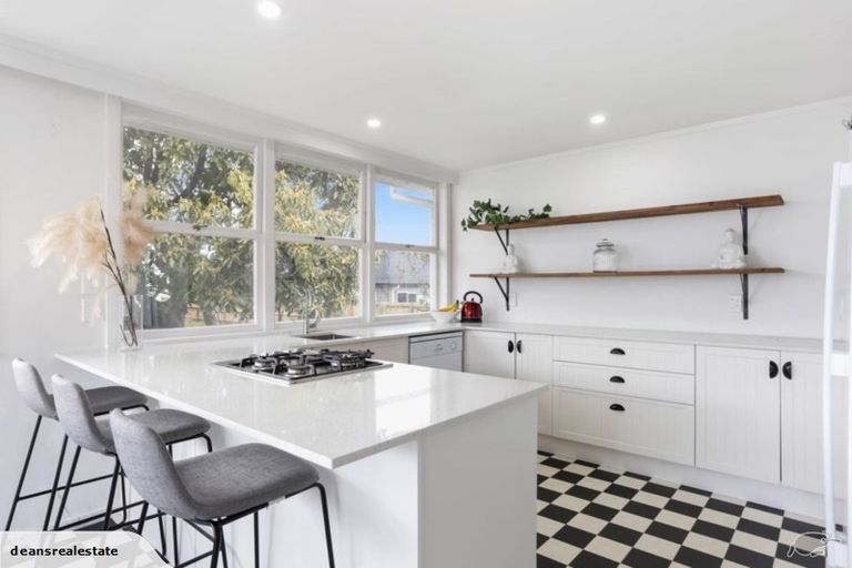 Photo of property in 82 Taikata Road, Te Atatu Peninsula, Auckland, 0610