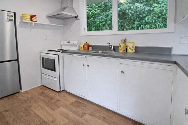 Photo of property in 32 Ngaio Road, Kelburn, Wellington, 6012