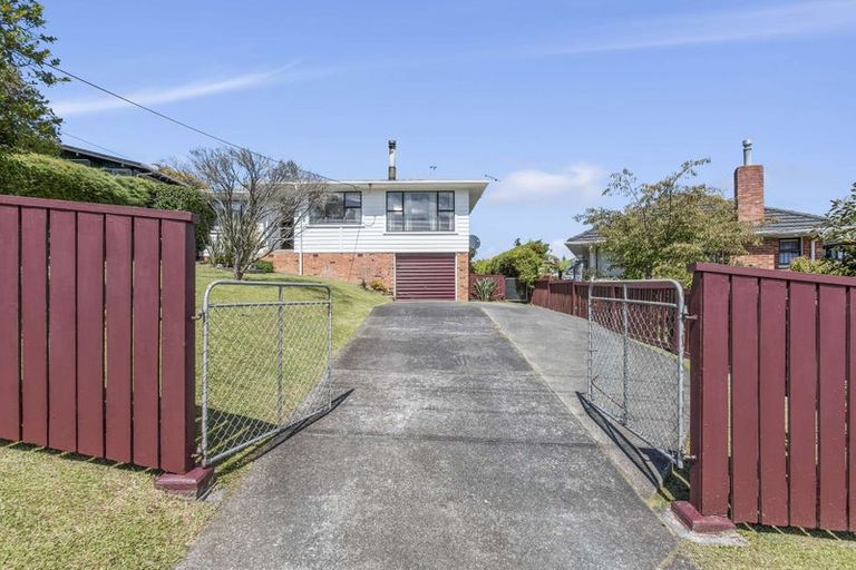 Photo of property in 24 School Road, Te Atatu South, Auckland, 0610