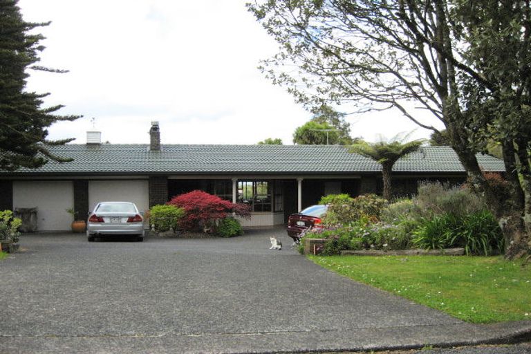 Photo of property in 20 Atarua Gardens, Waiatarua, Auckland, 0604
