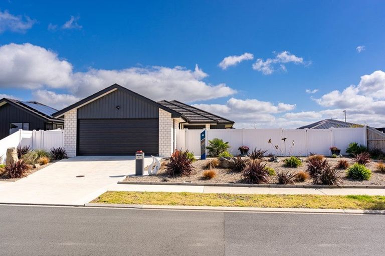 Photo of property in 4 Te Taniwha Road, One Tree Point, 0118