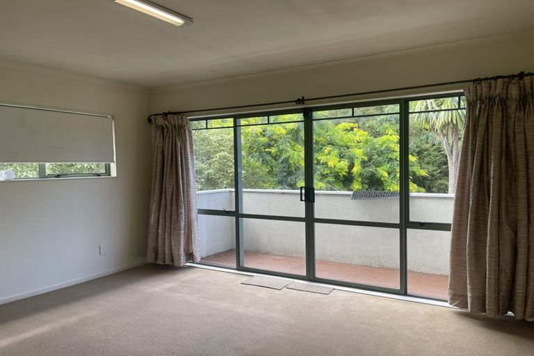 Photo of property in 14 Cayman Place, Unsworth Heights, Auckland, 0632