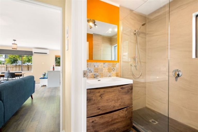 Photo of property in 2/123 Millbrook Road, Sunnyvale, Auckland, 0612