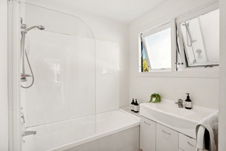 Photo of property in 6 Wynyard Crescent, Fernhill, Queenstown, 9300